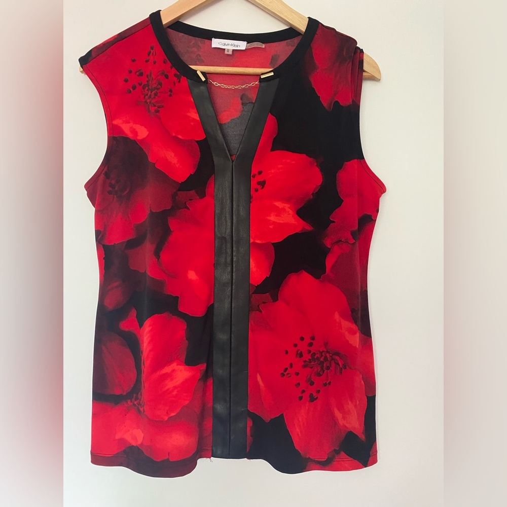 Calvin Klein floral top with gold chain detail - Picture 1 of 6